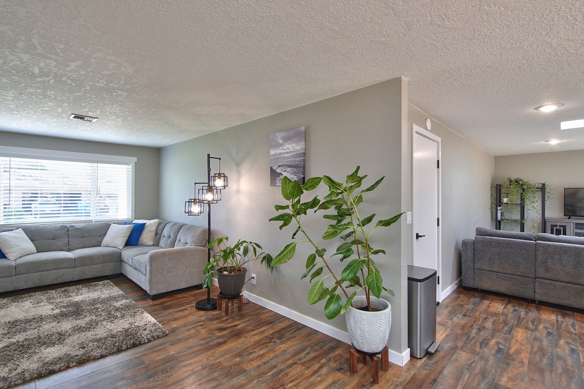 3631meadowviewstreetse_008