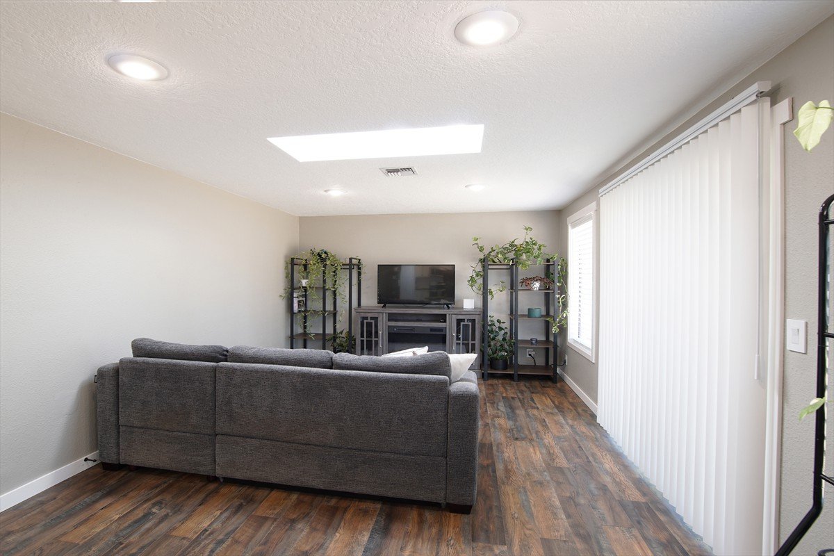 3631meadowviewstreetse_011