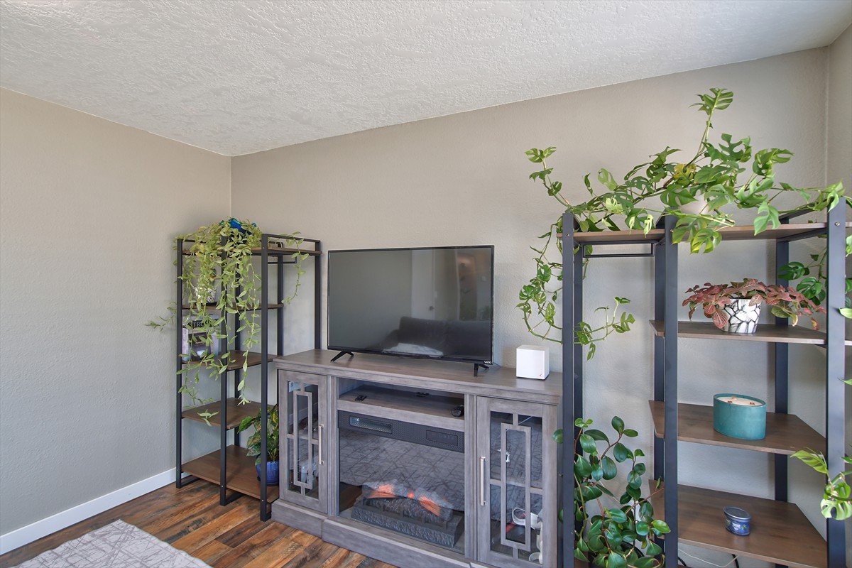 3631meadowviewstreetse_013