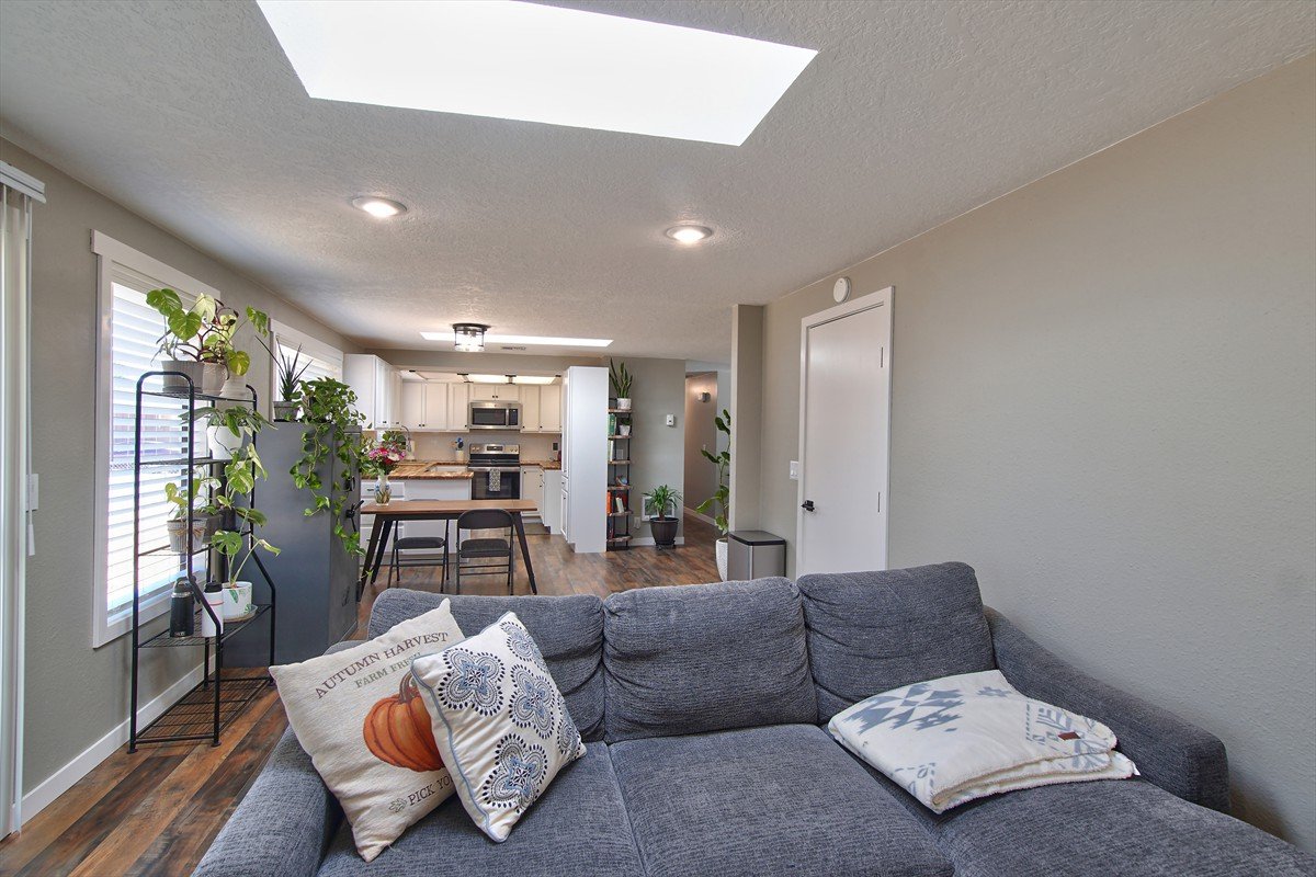 3631meadowviewstreetse_014