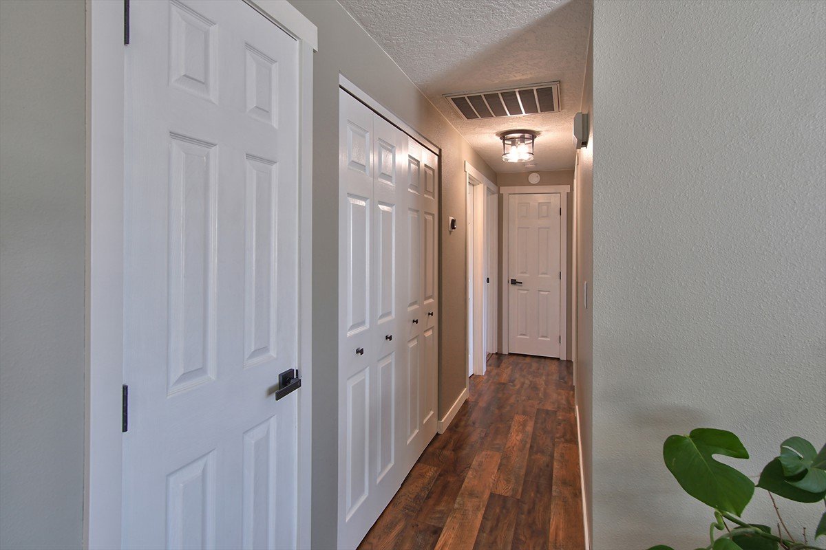 3631meadowviewstreetse_023