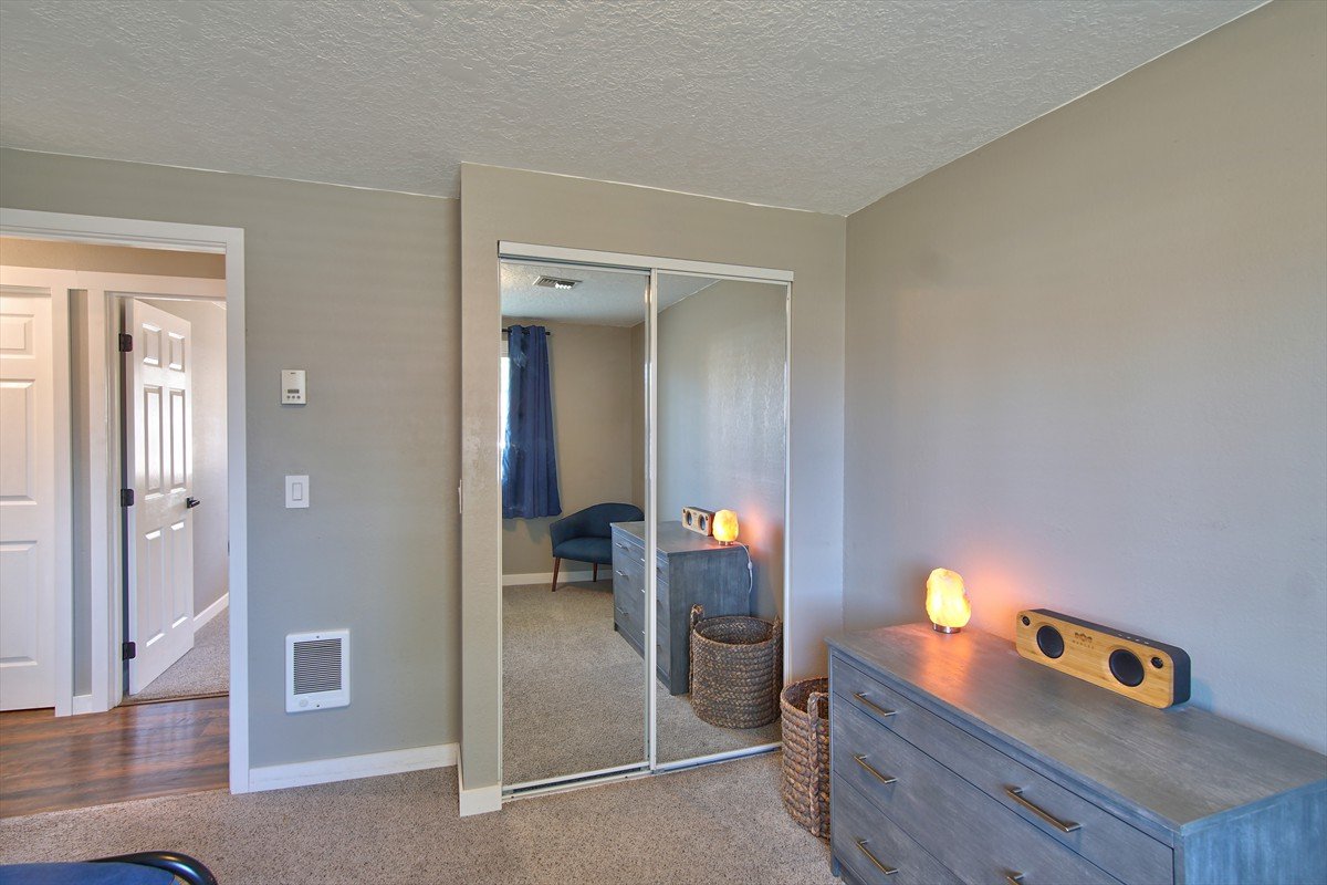 3631meadowviewstreetse_026