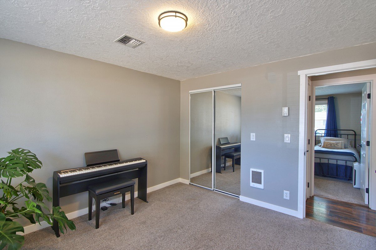 3631meadowviewstreetse_029