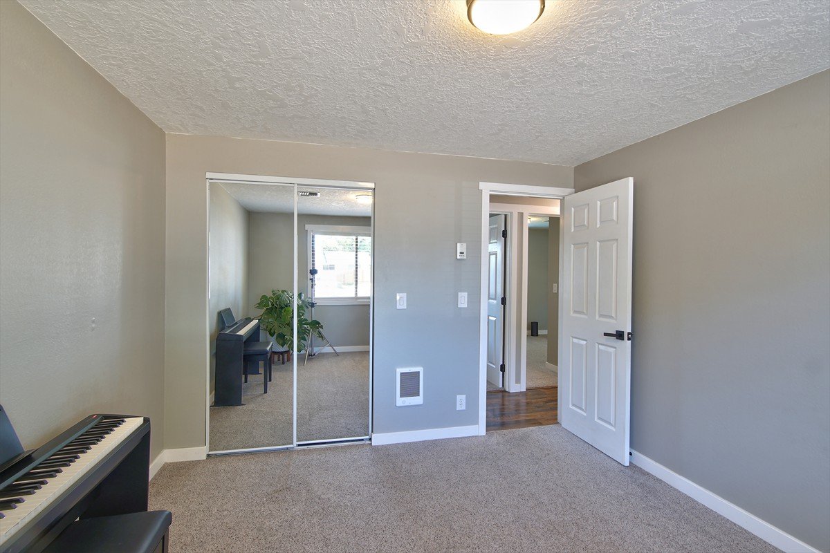 3631meadowviewstreetse_030