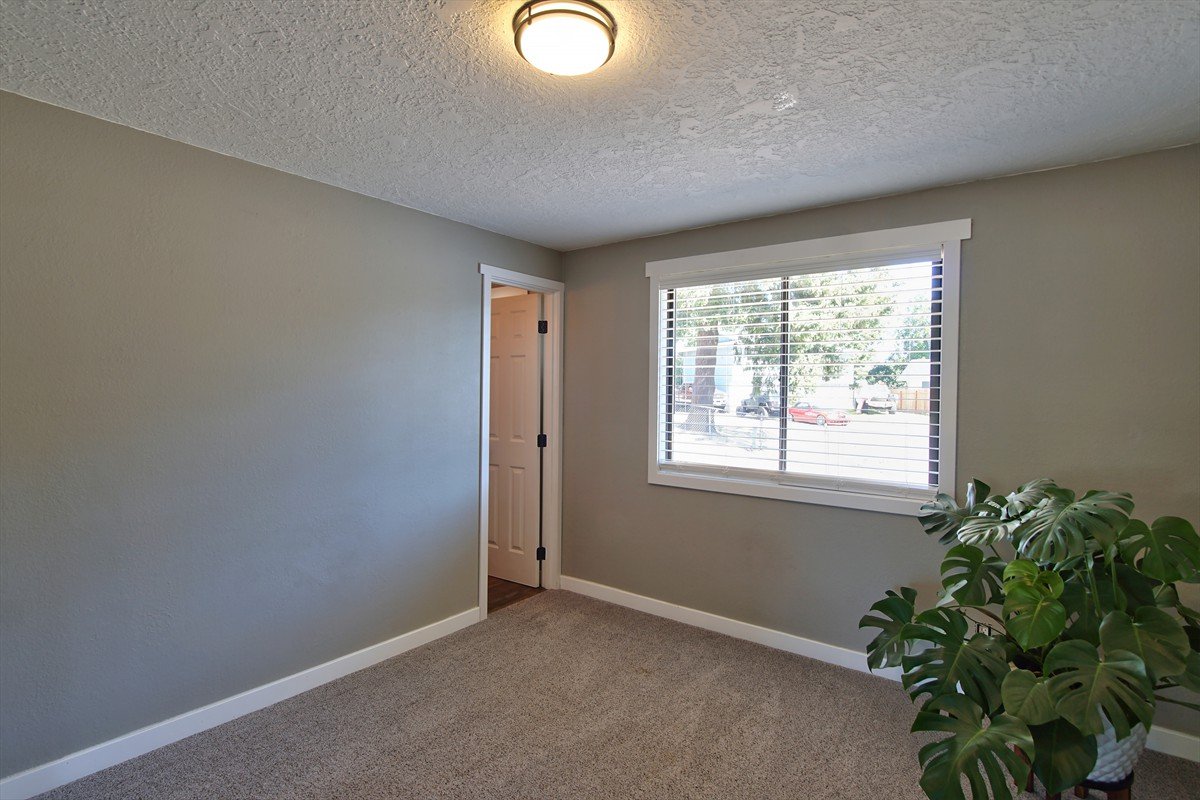 3631meadowviewstreetse_031