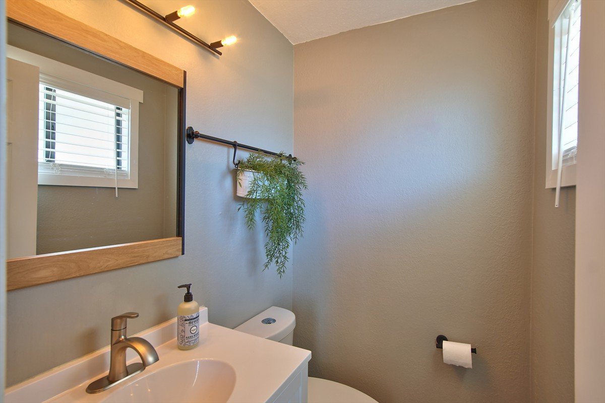 3631meadowviewstreetse_032