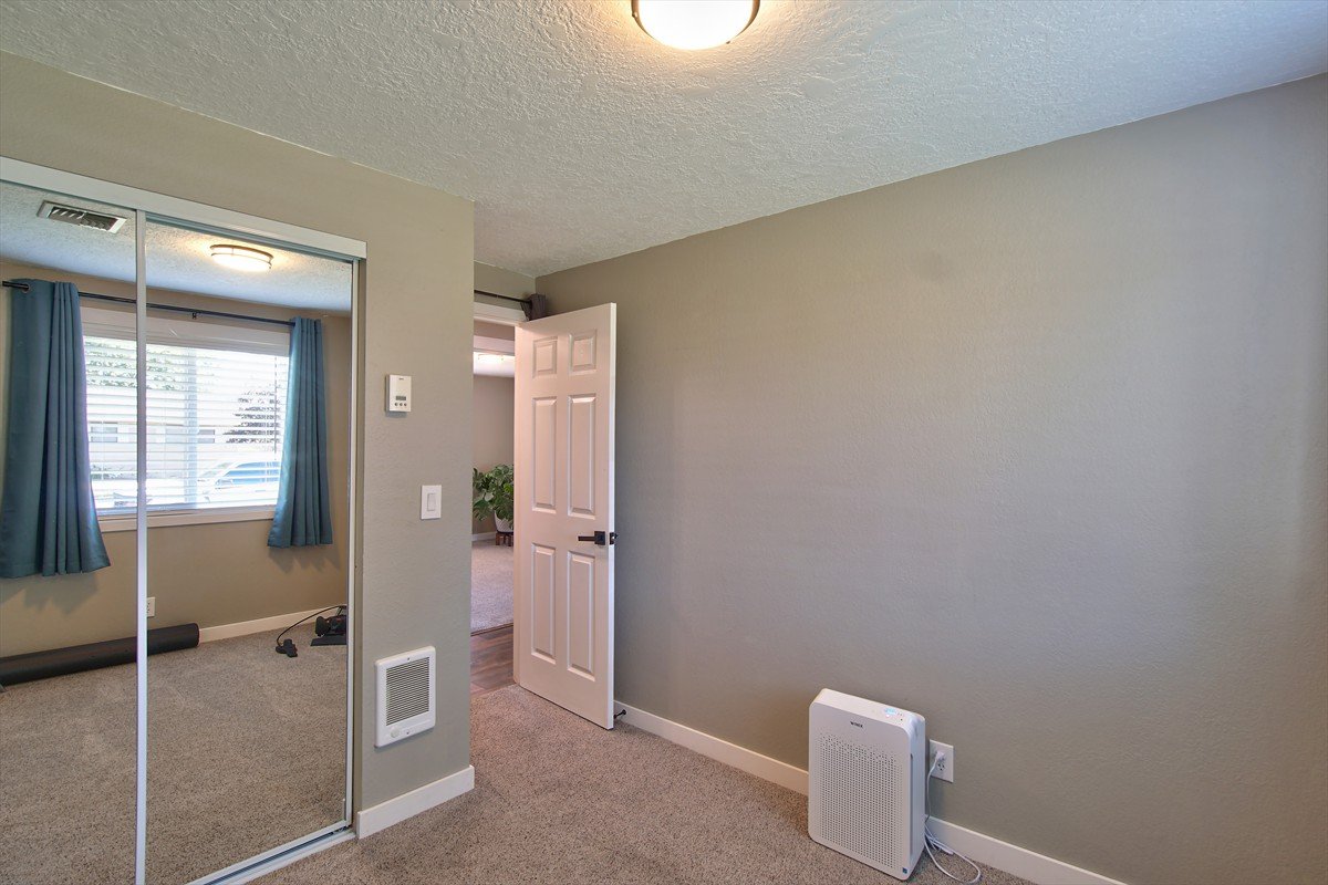 3631meadowviewstreetse_035