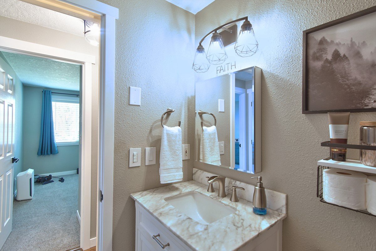 3631meadowviewstreetse_038