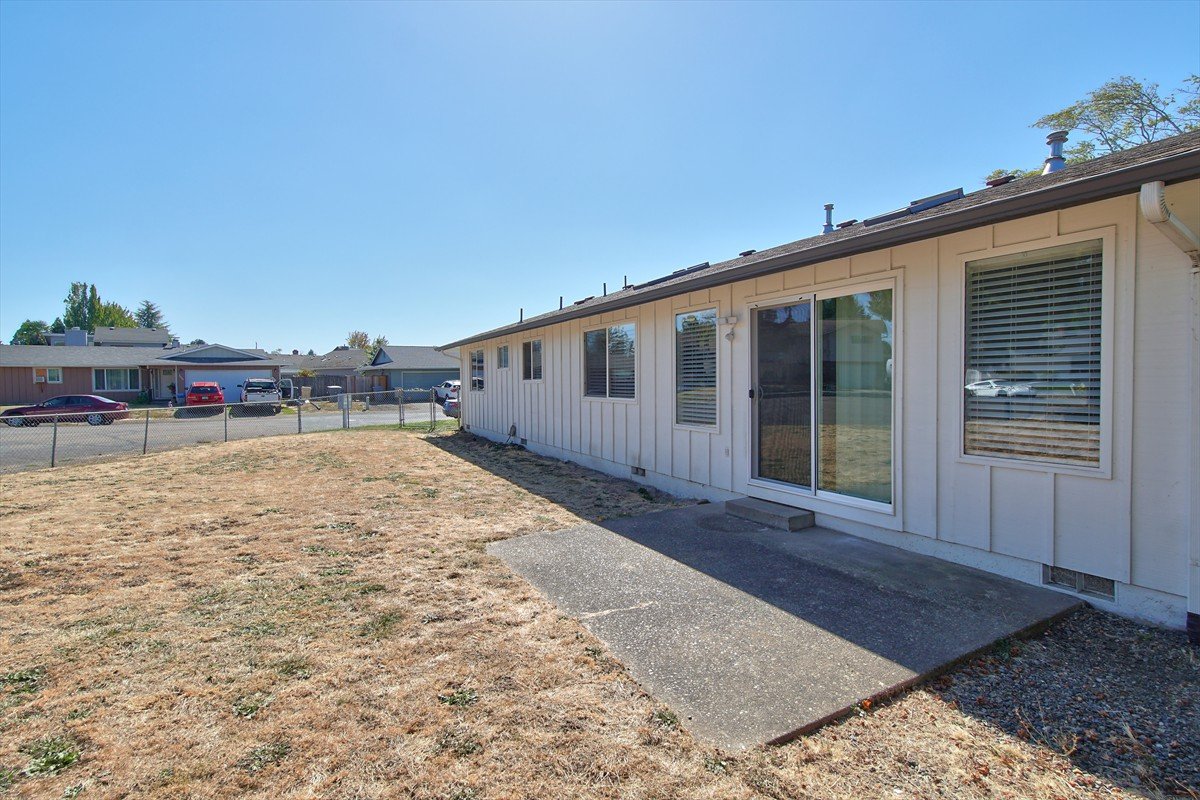 3631meadowviewstreetse_040